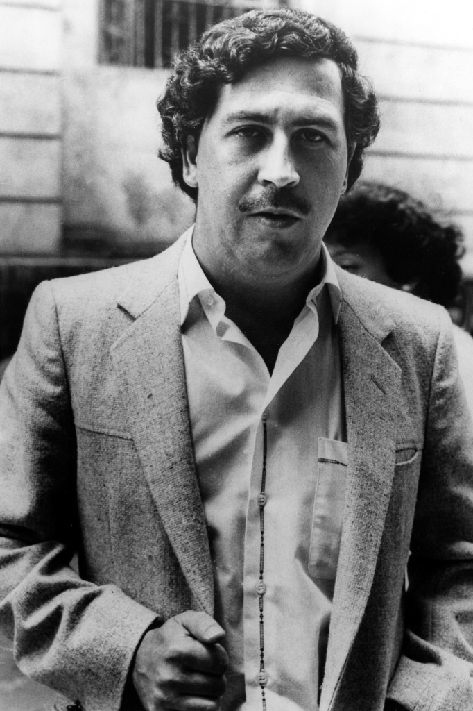El capo colombiano de la droga Pablo Escobar en Medellín, en una foto de archivo de 1984. Un serie colombiana sobre Escobar, "Escobar, el patrón del mal", se transmite a partir del lunes 9 de julio del 2012 en Estados Unidos por Telemundo. (AP Foto/Archivo)