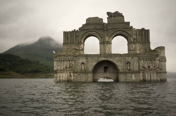 colonial-church-emerges-water-resevoir-temple-santiago-quechula-mexico-1