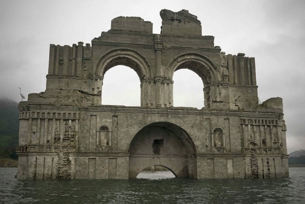 colonial-church-emerges-water-resevoir-temple-santiago-quechula-mexico-2