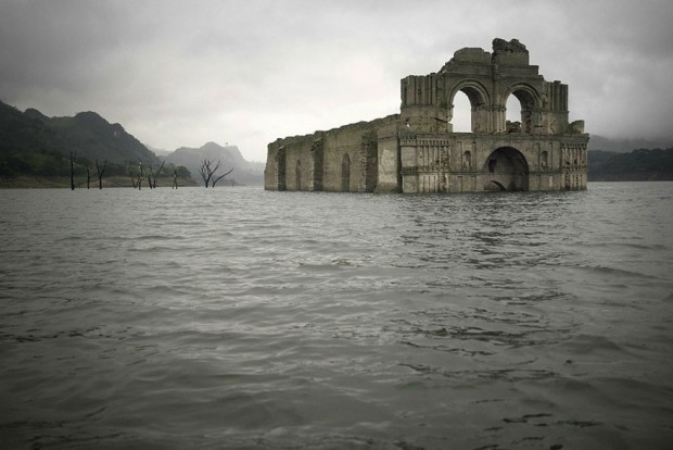 colonial-church-emerges-water-resevoir-temple-santiago-quechula-mexico-4