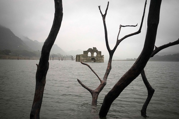 colonial-church-emerges-water-resevoir-temple-santiago-quechula-mexico-7