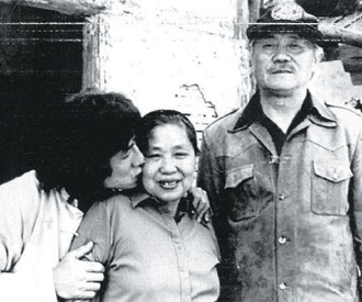 Ο Τσάκι Τσαν με τους γονείς του. Ο πατέρας του πέθανε το 2008 και η μητέρα του, το 2002