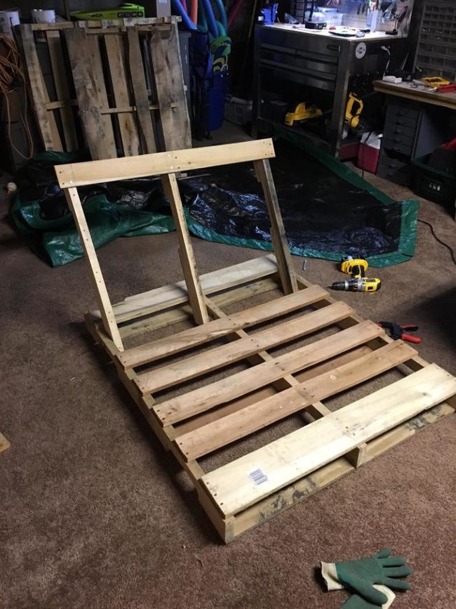 First, he took one of them apart completely. He then attached the main supports to another pallet at an angle. This would be the place you'd rest your back against.